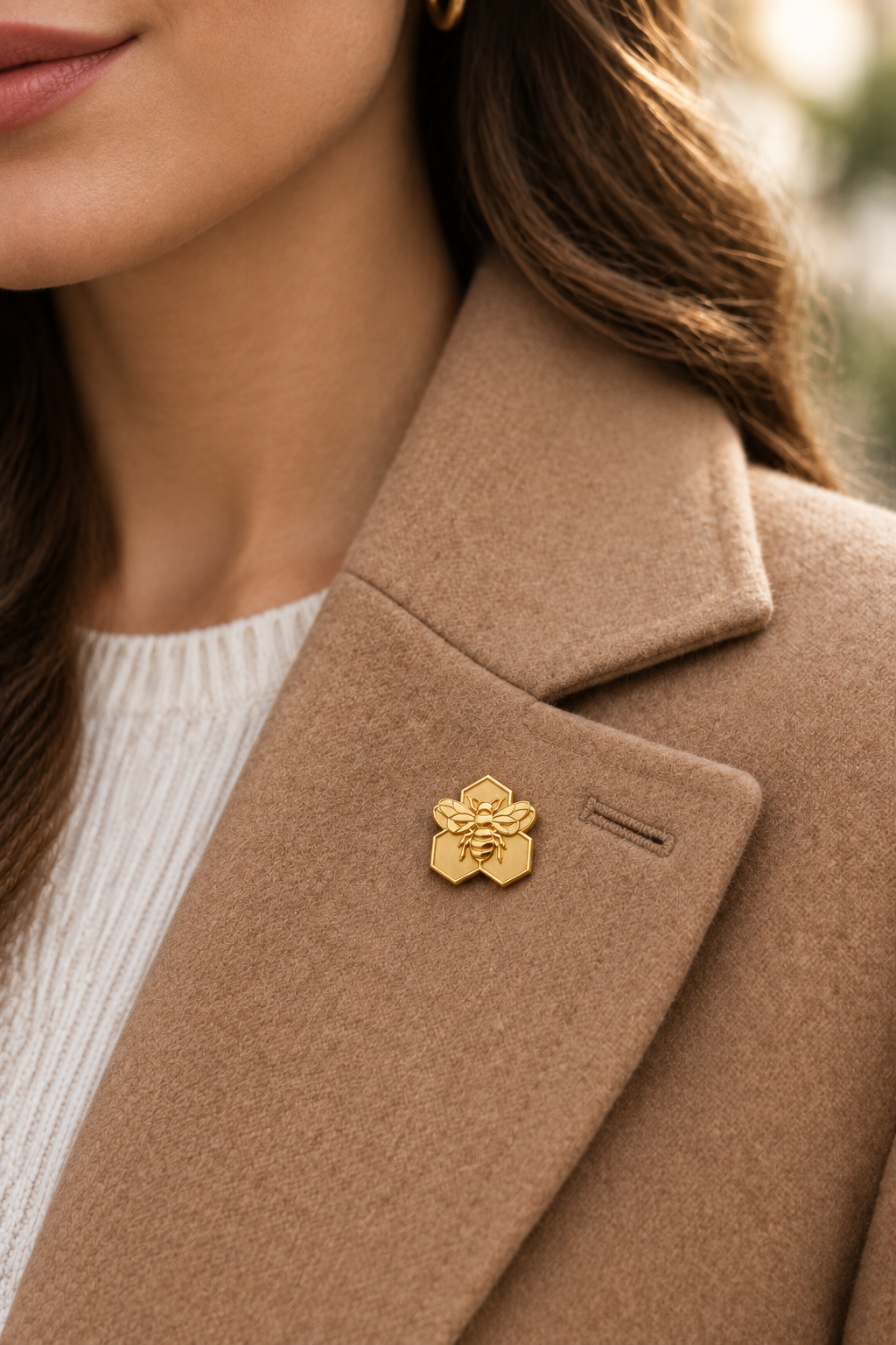 Bee pin op damesmantel