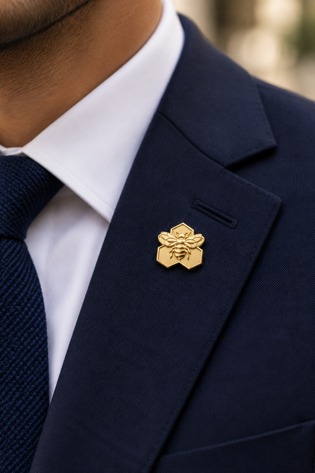 Bee pin op mannencolbert
