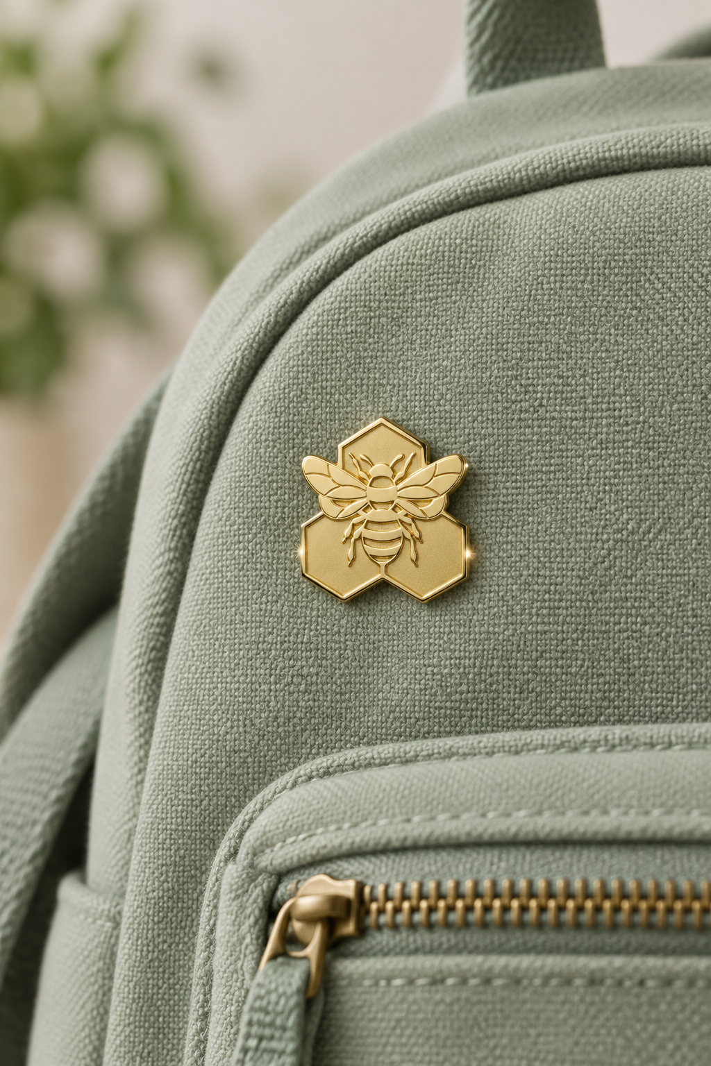 Bee pin op rugzak sage groen