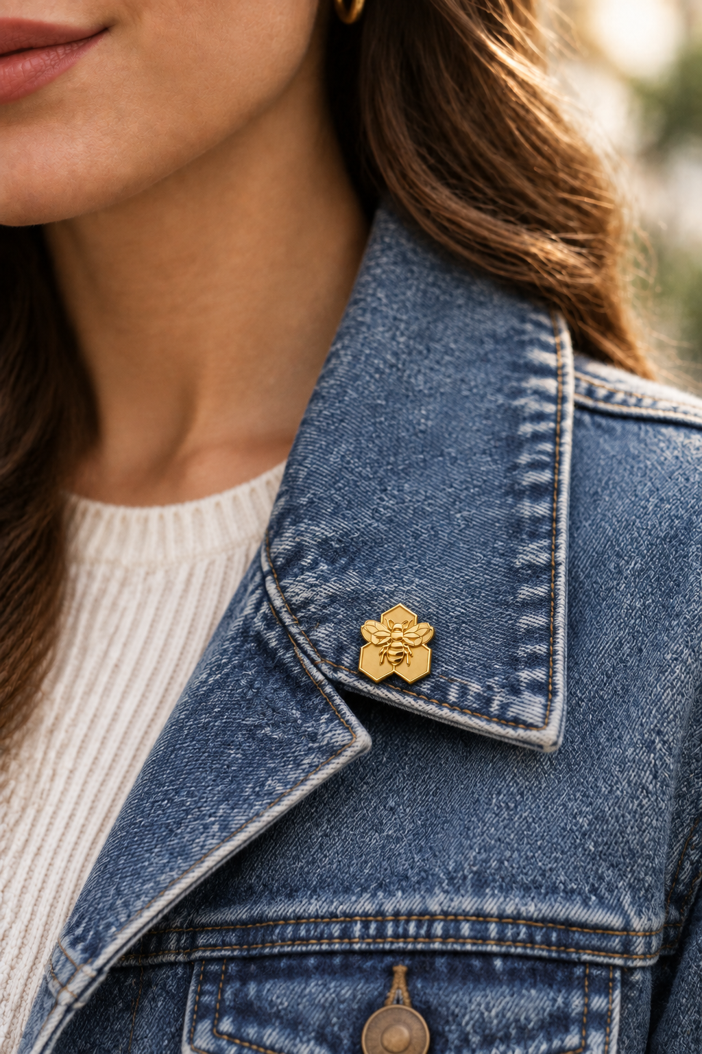 Bee pin op spijkerjack